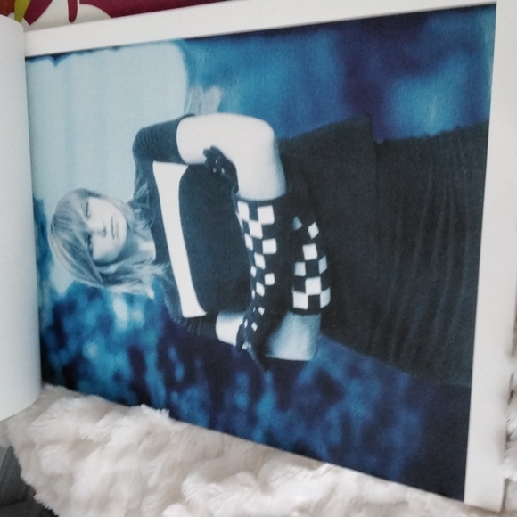 Authentic Chanel book of photos from Spring Collection of 2000 (17" x 12") - Picture 11 of 15